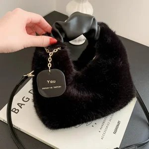 sac à main noir en fausse fourrure – sac doux tendance avec poignée design et bandoulière