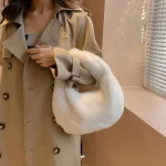 sac à main tendance en fausse fourrure hiver