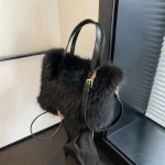 Sac À Main Fourrure Noire – Hivernal Doux Et Élégant