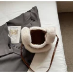 sac à main avec anse réglable en fourrure