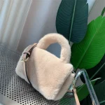 sac à main fourrure beige chic