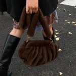 sac main fourrure marron hiver